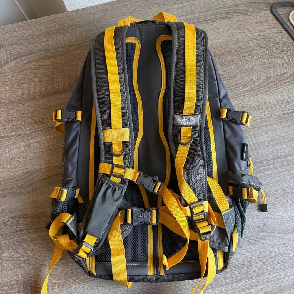 The North Face Hot Shot Backpack Grey Yellow Hiking Daypack T196 T596 RN61661